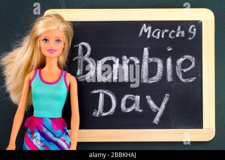 Tambov, Federazione russa - 24 febbraio 2020 Blonde Barbie bambola e lavagna con parole Barbie Day marzo 9th. Studio. Foto Stock