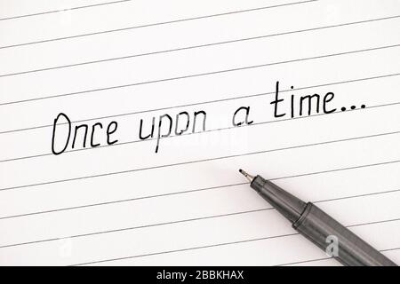 Scrivere a mano il testo una volta su un foglio di carta con penna. Primo piano. Foto Stock