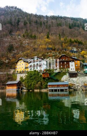 Hallstatt, Austria, viste panoramiche, architettura antica, Case di legno private, Villa sul lago Foto Stock