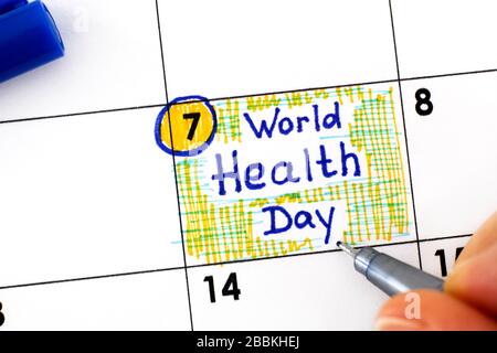 Donna dita con penna scritta promemoria World Health Day in calendario. Aprile 07. Foto Stock