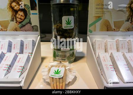 Vienna, Austria, esposizione della finestra, dettaglio , CBD Store , Prodotti di cannabis in vendita Foto Stock