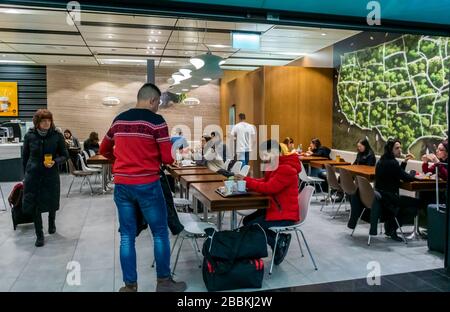 Vienna, Austria, Aeroporto di Schwecht, turisti, viaggiare, fast food McDonald's, interni contemporanei, tavoli moderni, amici dell'aeroporto Foto Stock