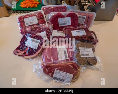 East Lothian, Scozia, Regno Unito. 31st marzo 2020. Consegna locale di cibo durante Covid-19 Coronavirus pandemic: John Gilmour macellers a MacMerry normalmente fornisce catering e ristoranti, ma sta facendo consegne a casa ora nella zona Lothian. Un pacchetto di carne per due persone con bistecca, pancetta, polpette, salsicce, hamburger, costolette di maiale e haggis Foto Stock