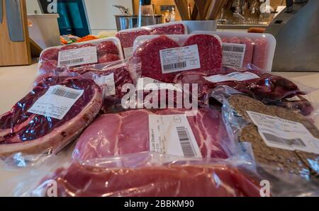 East Lothian, Scozia, Regno Unito. 31st marzo 2020. Consegna locale di cibo durante Covid-19 Coronavirus pandemic: John Gilmour macellers a MacMerry normalmente fornisce catering e ristoranti, ma sta facendo consegne a casa ora nella zona Lothian. Un pacchetto di carne per due persone con bistecca, pancetta, polpette, salsicce, hamburger, costolette di maiale e haggis Foto Stock