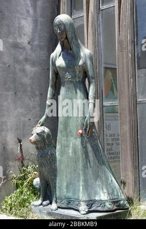 Statua di bronzo di Liliana Crociati de Szaszak nel suo abito da sposa con il cane da compagnia accanto alla sua tomba nel cimitero di la Recoleta, Buenos Aries, Argentina Foto Stock