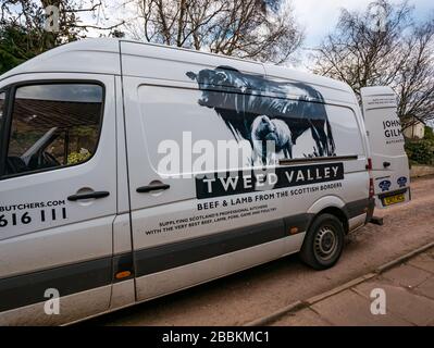 East Lothian, Scozia, Regno Unito. 31st marzo 2020. Consegna locale di cibo durante Covid-19 Coronavirus pandemic: John Gilmour macellaio a MacMerry normalmente fornisce catering e ristoranti, ma sta facendo consegne a casa ora nella zona Lothian Foto Stock