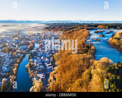 Wolfratshausen con Loisach e la foresta di montagna in inverno, fucilazione di droni, catena di Alpi, ai piedi delle Alpi, alta Baviera, Baviera, Germania Foto Stock