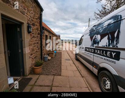 East Lothian, Scozia, Regno Unito. 31st marzo 2020. Consegna locale di cibo durante Covid-19 Coronavirus pandemic: John Gilmour macellaio a MacMerry normalmente fornisce catering e ristoranti, ma sta facendo consegne a casa ora nella zona Lothian Foto Stock