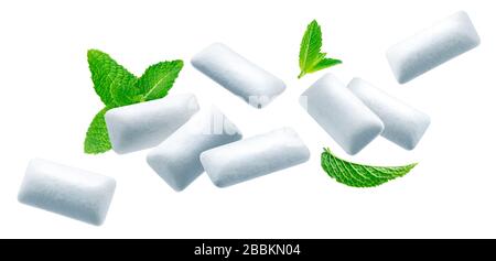 Pastiglie di gomma da masticare con foglie di menta isolate su fondo bianco Foto Stock