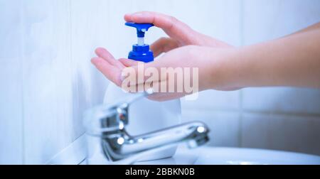 Donne che lavano le mani con gel di alcool o sapone antibatterico igienizzante, evitare infezioni virus corona, covid-2019 Foto Stock