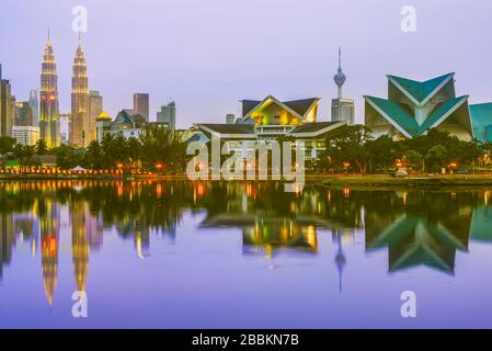 Skyline di Kuala Lumpur dal lago al tramonto Foto Stock