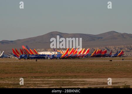 Gli aerei Southwest Airlines vengono visti conservati presso l'aeroporto logistico della California meridionale in mezzo alla pandemia globale di coronavirus COVID-19, lunedì 30 marzo 2020, a Victorville, California (Brandon Slotter/Image of Sport) (Foto di IOS/Espa-Images) Foto Stock