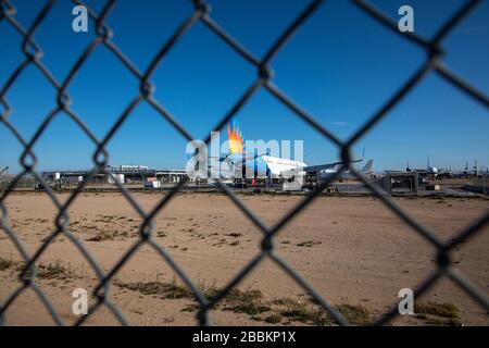 Un ex Boeing Allegiant Air 757-200 con registrazione N906NV viene visto rottamato dopo 26 anni di servizio presso l'aeroporto logistico della California meridionale in mezzo alla pandemia globale di coronavirus COVID-19, lunedì 30 marzo 2020, a Victorville, California (Brandon Slotter/Image of Sport) (Photo by IOS/Espa-Images) Foto Stock