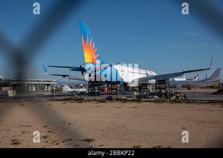 Un ex Boeing Allegiant Air 757-200 con registrazione N906NV viene visto rottamato dopo 26 anni di servizio presso l'aeroporto logistico della California meridionale in mezzo alla pandemia globale di coronavirus COVID-19, lunedì 30 marzo 2020, a Victorville, California (Brandon Slotter/Image of Sport) (Photo by IOS/Espa-Images) Foto Stock