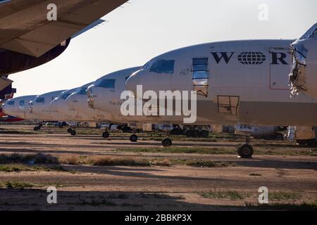 Gli ex aerei FedEx McDonnell Douglas sono conservati presso l'Aeroporto logistico della California del Sud in mezzo alla pandemia globale di coronavirus COVID-19, lunedì 30 marzo 2020, a Victorville, California (Brandon Sloter/Image of Sport) (Foto di IOS/Espa-Images) Foto Stock