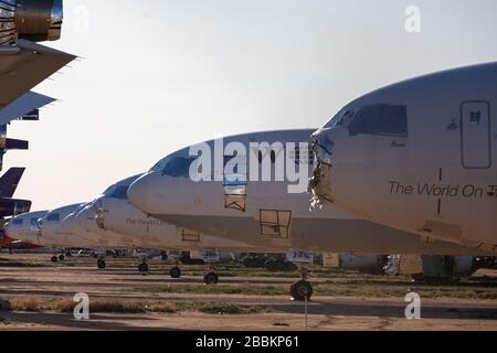 Gli ex aerei FedEx McDonnell Douglas sono conservati presso l'Aeroporto logistico della California del Sud in mezzo alla pandemia globale di coronavirus COVID-19, lunedì 30 marzo 2020, a Victorville, California (Brandon Sloter/Image of Sport) (Foto di IOS/Espa-Images) Foto Stock