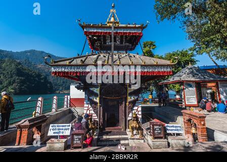 Pokhara, Nepal - 11 gennaio 2020:Tempio di Varahi.il più famoso tempio indù a Pokhara, sorge su una piccola isola, Nepal Foto Stock