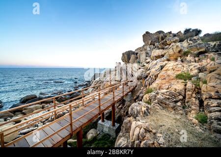 Parco Nazionale di Nui Chua, Hang Rai, Provincia di Ninh Thuan, Vietnam - 12 marzo 2020: Immagine di un ponte di legno sulla costa dell'eco-turismo a Hang Rai Foto Stock