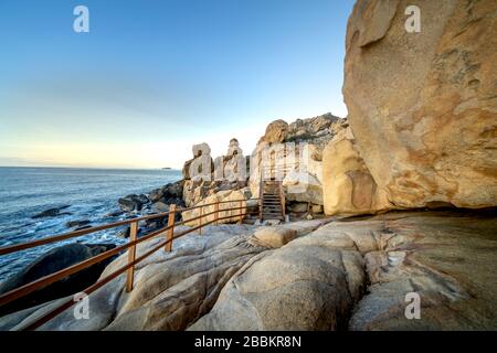 Parco Nazionale di Nui Chua, Hang Rai, Provincia di Ninh Thuan, Vietnam - 12 marzo 2020: Immagine di un ponte di legno sulla costa dell'eco-turismo a Hang Rai Foto Stock