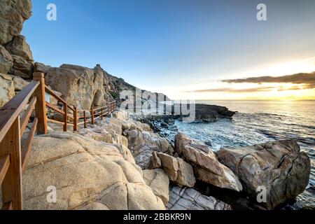 Parco Nazionale di Nui Chua, Hang Rai, Provincia di Ninh Thuan, Vietnam - 12 marzo 2020: Immagine di un ponte di legno sulla costa dell'eco-turismo a Hang Rai Foto Stock