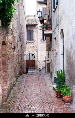 Vicolo classico nel centro storico di Pienza, Toscana, Italia. Foto Stock