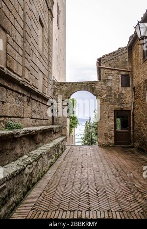 Vicolo classico nel centro storico di Pienza, Toscana, Italia. Foto Stock