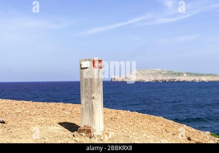 Un cartello in legno sul Cami de Cavalls (passeggiata a cavallo) costiero a Menorca isola,2018. Foto Stock