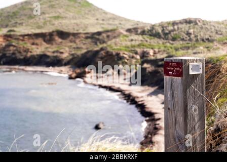 Un cartello in legno sul Cami de Cavalls (passeggiata a cavallo) costiero a Menorca isola,2018. Foto Stock