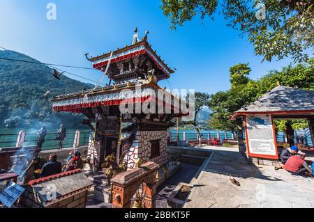 Pokhara, Nepal - 11 gennaio 2020:Tempio di Varahi.il più famoso tempio indù a Pokhara, sorge su una piccola isola, Nepal Foto Stock