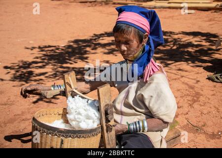 Pan PET, Kayah state, Myanmar - Febbraio 2020: Ritratto di una donna anziana Kayan a collo lungo o cotone a filatura Paduang Foto Stock