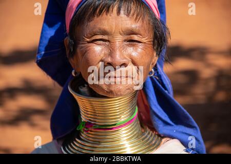 Pan PET, Kayah state, Myanmar - Febbraio 2020: Ritratto di una donna anziana a lungo collo Kayan o Paduang che indossa tradizionali anelli di ottone. Foto Stock