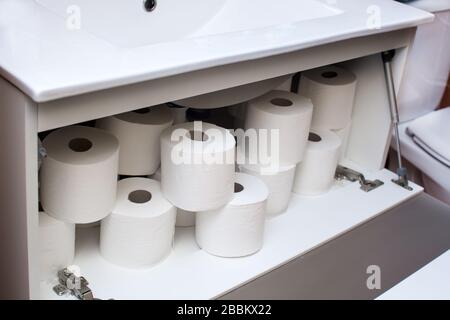 Rotoli di carta in mobili da bagno Foto Stock