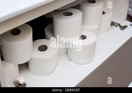 Rotoli di carta in mobili da bagno Foto Stock