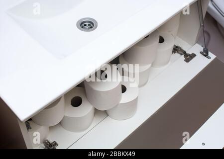 Rotoli di carta in mobili da bagno Foto Stock