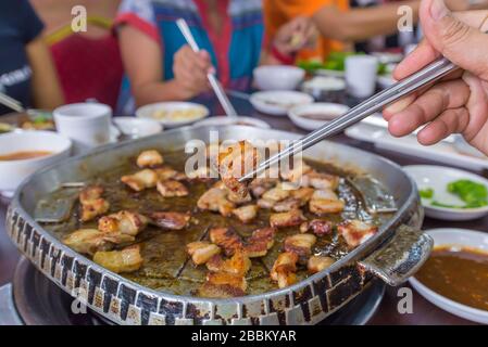 delizioso barbecue di maiale alla griglia, carne cucinata su stufa. Foto Stock