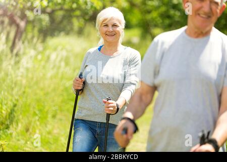 Coppia senior che esercitano in posizione di parcheggio Foto Stock