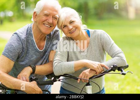 Coppia senior su biciclette Foto Stock