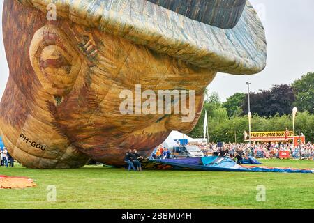 Mongolfiera speciale a forma di testa di Vincent van Gogh durante il 34° festival di Friese Ballonfeesten a Joure in Olanda. Foto Stock