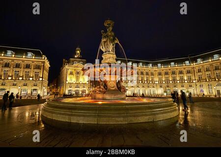 Vista notturna di Place de la Bourse e la fontaine des Trois Grâces a Bordeaux Foto Stock
