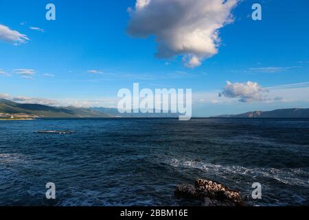 Bellissimo tramonto sulla costa croata dell'adriatico Foto Stock