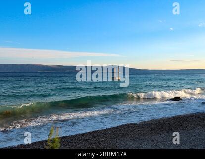 Bellissimo tramonto sulla costa croata dell'adriatico Foto Stock