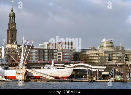 Amburgo, Germania. 31st dicembre 2019. Le tappe di sbarco di Überseebrücke, la nave museo Cap San Diego, una ferrovia sopraelevata (U-Bahn) e la chiesa di San Michele (Michel), nonché gli edifici degli uffici (Pressehaus) di Gruner und Jahr (r). Credito: Soeren Stache/ZB/dpa/Alamy Live News Foto Stock