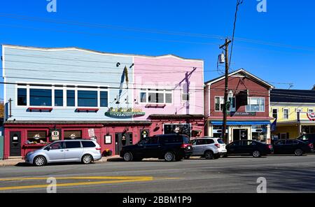 Negozi tradizionali sulla Main Street di North Conway, New Hampshire, New England, USA con auto parcheggiate di fronte Foto Stock