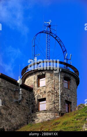 Zakopane, Malopolskie / Polonia - 2009/08/16: Stazione storica di scienza meteorologica in cima alla cima di Kasprowy Wierch sui Monti Tatra in Polonia Foto Stock