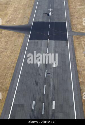 Foto aerea di Airliner sulla pista Foto Stock