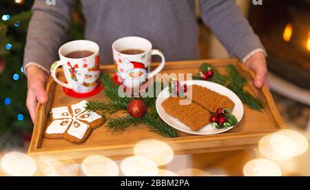 Senior donna tenendo il vassoio di biscotti di Natale Foto Stock