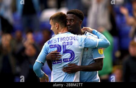 Jordy Hiwula (a destra) di Coventry City celebra il terzo gol del gioco con il compagno di squadra Zain Westbrooke Foto Stock