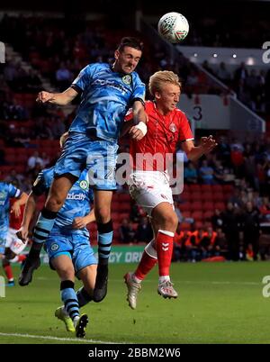 George Lapslie di Charlton Athletic (a destra) e Forest Green Rovers 'Liam Cucine battaglia per la palla in aria Foto Stock