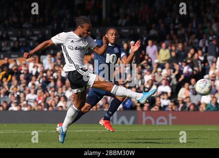 Fulham's Bobby Decordova-Reid (a sinistra) spara verso l'obiettivo Foto Stock