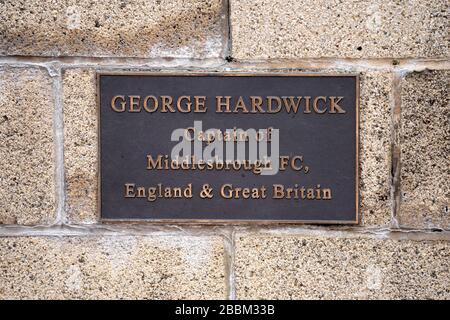 Una vista dettagliata di una targa in memoria di George Hardwick, ex capitano della squadra di calcio Middlesbrough Foto Stock